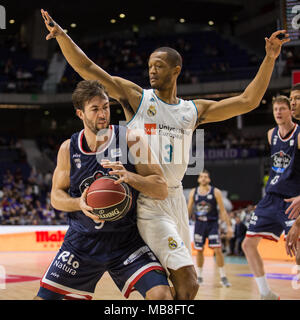 Madrid, Espagne. Le 08 Avr, 2018. Nacho Llovet (L) lors de la victoire du Real Madrid sur Obradoiroro Monbus (78 - 65) en Liga Endesa match de saison régulière (jour 26) célébrée à Madrid à Wizink Centre. Le 08 avril 2018. Credit : Juan Carlos García Mate/Pacific Press/Alamy Live News Banque D'Images