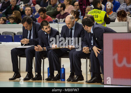 Madrid, Espagne. Le 08 Avr, 2018. Pablo Laso (C) lors de la victoire du Real Madrid sur Obradoiroro Monbus (78 - 65) en Liga Endesa match de saison régulière (jour 26) célébrée à Madrid à Wizink Centre. Le 08 avril 2018. Credit : Juan Carlos García Mate/Pacific Press/Alamy Live News Banque D'Images