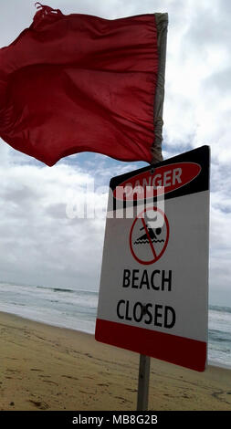 Panneau d'avertissement fermé plage Banque D'Images