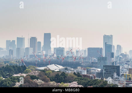 Site de construction du nouveau Stade national de Shinjuku Gyoen et jardin au printemps, Shinjuku, Tokyo, Japon Banque D'Images