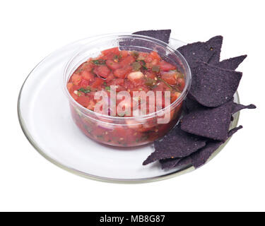 Pico de Gallo, salsa mexicaine authentique dans un contenant de plastique sans BPA et légèrement salé chips tortilla Maïs bleu bio Banque D'Images