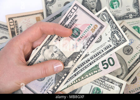 La main de l'homme comptant us dollar bills permanente pour toutes les dettes publiques et privées, Banque D'Images
