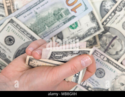 La main de l'homme comptant us dollar bills permanente pour toutes les dettes publiques et privées, Banque D'Images