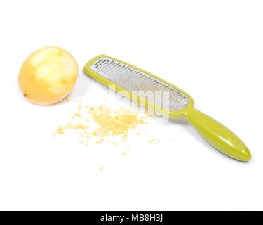 Grille en acier inoxydable zester et le zeste de citron, zeste isolé sur fond blanc Banque D'Images
