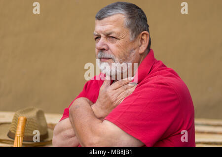 Beau portrait de phoque barbu happy homme assis contre le mur d'argile Banque D'Images
