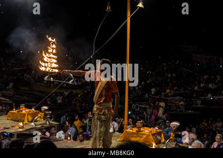Les hommes effectuer les rituels Puja hindoue de nuit à Varanasi, Uttar Pradesh, Inde Banque D'Images