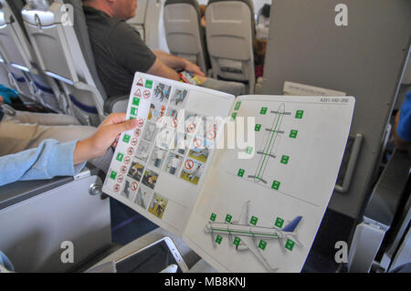 Intérieur de la cabine d'un Airbus A321 de Lufthansa passenger est en train de lire le manuel de sécurité Banque D'Images