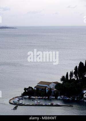 Vue sur Kaloura Harbour, Corfou, Grèce sur winters day Banque D'Images