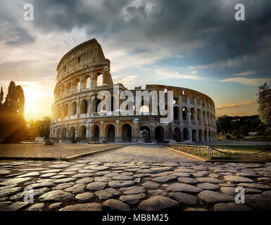 Coucher de soleil sur lumineux Colisée à Rome, Italie Banque D'Images