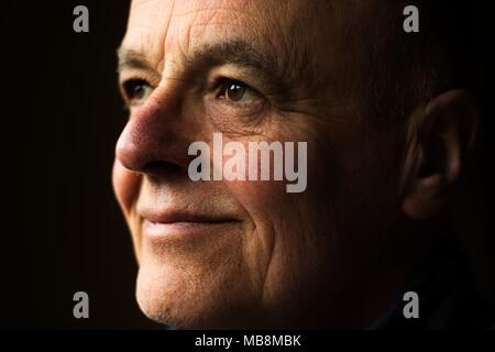 Close-up portrait d'un homme plus âgé en souriant. Banque D'Images