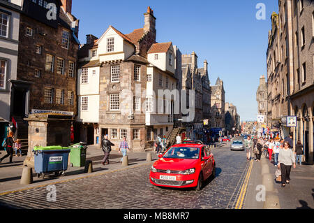 EDINBURGH, UK - Aug 8, 2012 : les touristes à Royal Mile, une attraction touristique populaire et touristique la plus fréquentée de la Vieille Ville Banque D'Images