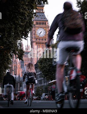 Personnes équitation leurs vélos autour de Londres. Banque D'Images