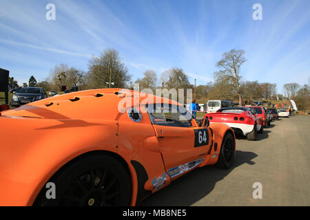 Voitures en file en attendant leur moment fonctionne jusqu'Loton Park Hill Climb dans le Shropshire, au Royaume-Uni. Banque D'Images