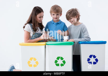 Séparer les enfants dans différents bacs de couleur corbeille Banque D'Images