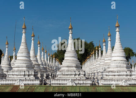 À la pagode Sandamuni stupas blancs, Mandalay, Birmanie (Myanmar) Banque D'Images