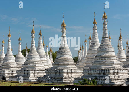 Les stupas blanchis à la pagode Sandamuni, Mandalay, Birmanie (Myanmar) Banque D'Images