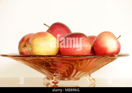 Bol en verre avec des pommes Banque D'Images