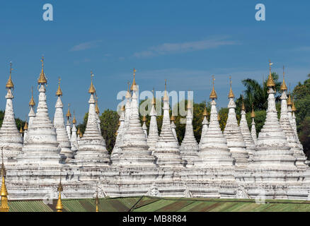 À la pagode Sandamuni stupas blancs, Mandalay, Birmanie (Myanmar) Banque D'Images