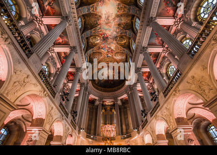 VERSAILLES FRANCE 01 avril : les intérieurs, les détails architecturaux d'un plafonds de la chapelle royale, 01 avril 2018 à Versailles, France Banque D'Images