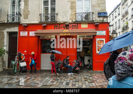 Dans le quartier du Marais, à trouver d'excellents de l'est mi-foodm aime ce lieu servant de falafels. Banque D'Images