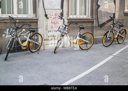 O-moto le système de partage de vélos à Vienne, 3 vélos garés sur le trottoir, Vienne Autriche 2-04-2018 Banque D'Images