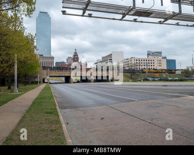 Vue sur le centre-ville de Dallas de rues sous signe de la circulation Banque D'Images