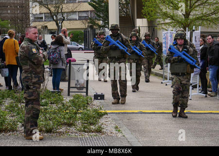 Les patrouilles de soldats au cours d'une perceuse, Lyon, France Banque D'Images