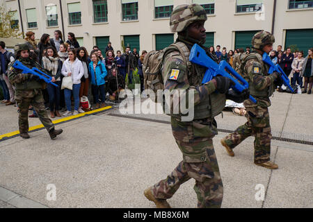 Les patrouilles de soldats au cours d'une perceuse, Lyon, France Banque D'Images