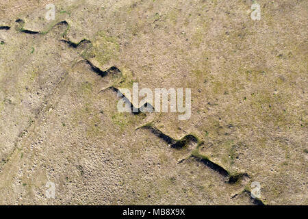 Ancien fossé de drainage pour l'eau en meaow. Vue aérienne Banque D'Images