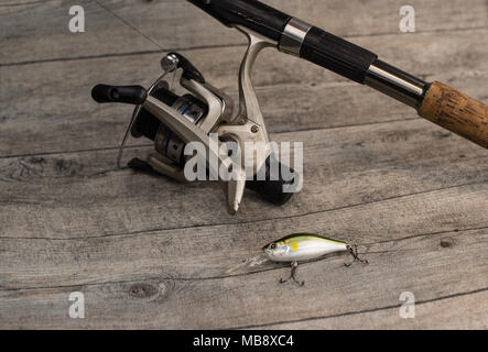 Attirail de pêche sur une table en bois Banque D'Images