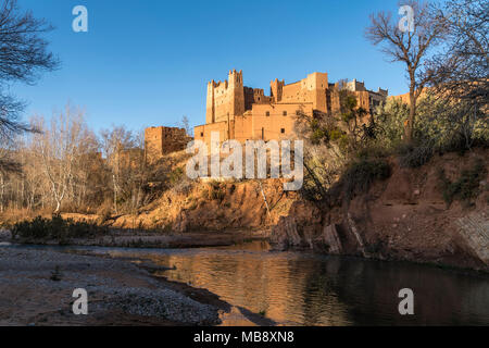 Im Dadestal Kasbah bei Aci Arbi am Fluss, Boumalne du Dadès, Königreich Marokko, Afrika | Kasbah au Gorges du Dadès à Ait Arbi sur Dadès, Boumal Banque D'Images