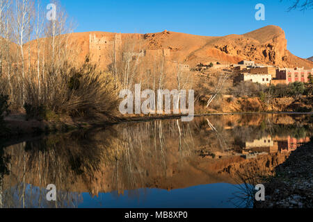 Im Dadestal Kasbah bei Aci Arbi am Fluss, Boumalne du Dadès, Königreich Marokko, Afrika | Kasbah au Gorges du Dadès à Ait Arbi sur Dadès, Boumal Banque D'Images