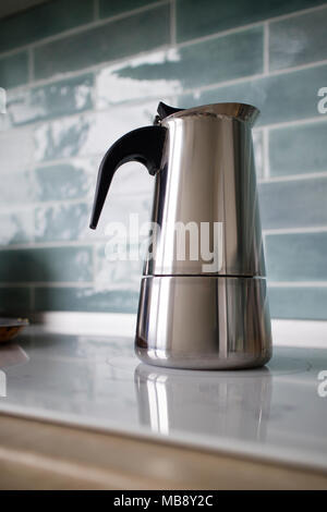 Geyser inoxydable cafetière sur un fond bleu 600x600 Banque D'Images