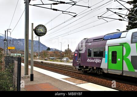 En attendant le ter le long du quai, la gare SNCF de Grenoble, région Rhône-Alpes Auvergne, et le logo de la SNCF, des chemins de fer nationaux du Canada. Grenoble Banque D'Images