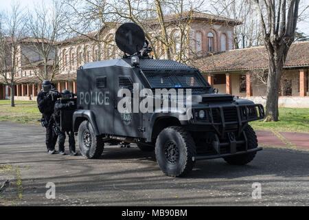 RAID (unité d'élite de la police, des forces spéciales) entraîne à son siège à Toulouse. Ils s'entraînent, y compris le tir, sports, sports de combat, ainsi qu'à une formation tactique qui plongent dans des situations proches de la réalité. Le RAID (unite de police d'élite, forces armées spéciales) s'entraine un fils siège de Toulouse. Ils s'entrainent notamment aux tirs, sports, sports de combat, ainsi qu''un entrainement tactique simulant des conditions réelles. Banque D'Images