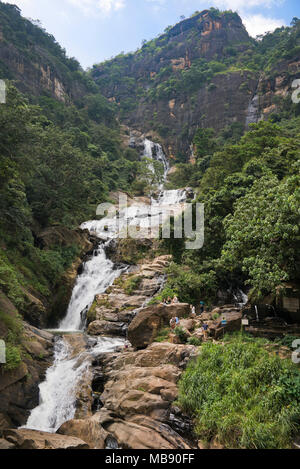 Vue verticale de Ravana Falls dans Ella, Sri Lanka. Banque D'Images