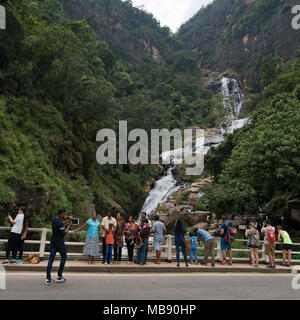 Vue sur place d'un peuple de prendre des photos à Ravana Falls dans Ella, Sri Lanka. Banque D'Images