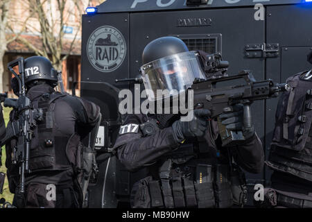 RAID (unité d'élite de la police, des forces spéciales) entraîne à son siège à Toulouse. Ils s'entraînent, y compris le tir, sports, sports de combat, ainsi qu'à une formation tactique qui plongent dans des situations proches de la réalité. Le RAID (unite de police d'élite, forces armées spéciales) s'entraine un fils siège de Toulouse. Ils s'entrainent notamment aux tirs, sports, sports de combat, ainsi qu''un entrainement tactique simulant des conditions réelles. Banque D'Images