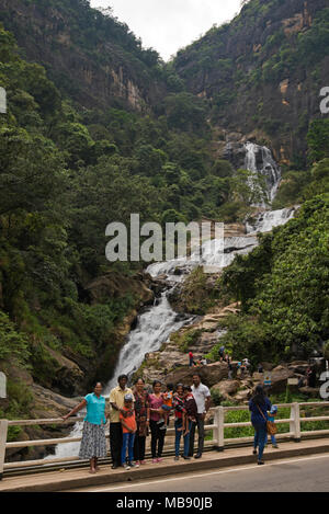 Vue verticale d'un famille cinghalaise ayant leur photo prise à Ravana Falls dans Ella, Sri Lanka. Banque D'Images