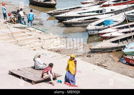 Varanasi, Inde - le 12 mars 2017 : les gens et bateaux colorés à la banque du Gange à Varanasi ville la ville sainte de l'Inde Banque D'Images