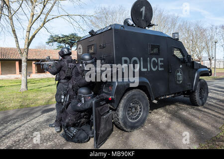 RAID (unité d'élite de la police, des forces spéciales) entraîne à son siège à Toulouse. Ils s'entraînent, y compris le tir, sports, sports de combat, ainsi qu'à une formation tactique qui plongent dans des situations proches de la réalité. Le RAID (unite de police d'élite, forces armées spéciales) s'entraine un fils siège de Toulouse. Ils s'entrainent notamment aux tirs, sports, sports de combat, ainsi qu''un entrainement tactique simulant des conditions réelles. Banque D'Images