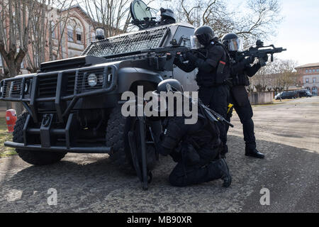 RAID (unité d'élite de la police, des forces spéciales) entraîne à son siège à Toulouse. Ils s'entraînent, y compris le tir, sports, sports de combat, ainsi qu'à une formation tactique qui plongent dans des situations proches de la réalité. Le RAID (unite de police d'élite, forces armées spéciales) s'entraine un fils siège de Toulouse. Ils s'entrainent notamment aux tirs, sports, sports de combat, ainsi qu''un entrainement tactique simulant des conditions réelles. Banque D'Images