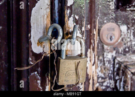 Sicile-Juin 8:close-up d'une vieille porte à Monreale, Sicile,le Juin 8,2013. Banque D'Images