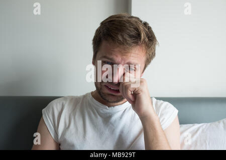 Homme caucasin de pleurer dans le lit. Il veut dormir mais a problème avec l'insomnie. Banque D'Images
