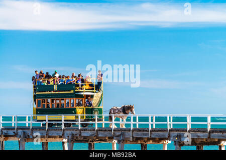 Victor Harbor, South Australia - 3 décembre 2016 : Victor Harbor Hippomobiles tramway de l'île granitique à la terre ferme. Banque D'Images