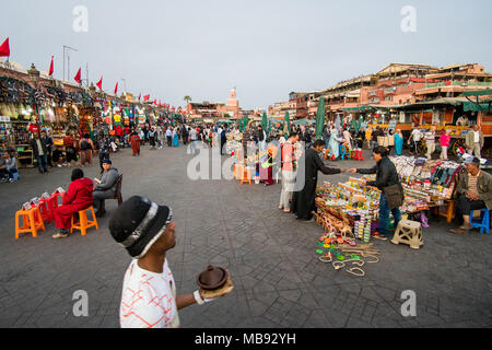 Marrakech, Maroc - 08 novembre 2017 : place du marché marocain Jamaa el Fna à Marrakech médina, appelé aussi la place Jemaa el-Fna, place Djema el-Fna ou Dj Banque D'Images