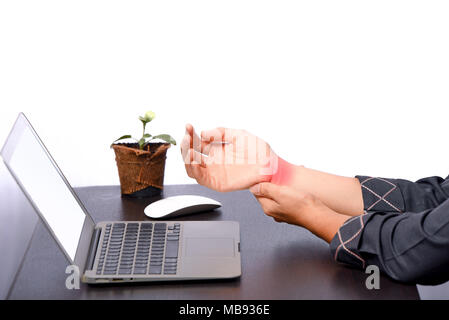 Femme la douleur au bureau du poignet droit, cas femme woking à table et la douleur au poignet droit en raison d'un travail acharné, syndrome de bureau concept Banque D'Images