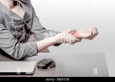 Femme la douleur au bureau du poignet droit, cas femme woking à table et la douleur au poignet droit en raison d'un travail acharné, syndrome de bureau concept Banque D'Images