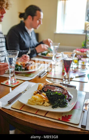 Maison traditionnelle en Beef Wellington avec filet de boeuf en croûte servi avec pommes de terre au gratin et Cavola Nero terre sauce vin rouge pour dimanche lunc Banque D'Images