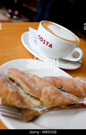 Tasse de café Costa cappuccino et chocolat pâtisserie twist Banque D'Images